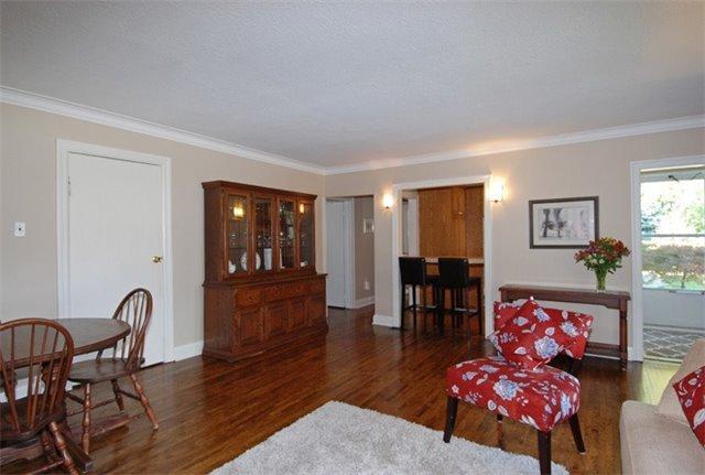 231 Berry Rd, House detached with 2 bedrooms, 1 bathrooms and 4 parking in Toronto ON | Image 3