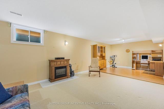 4 Falcon Cres, House detached with 2 bedrooms, 3 bathrooms and 6 parking in Barrie ON | Image 17