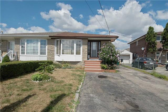 104 Goldsboro Rd, House semidetached with 3 bedrooms, 2 bathrooms and 4 parking in Toronto ON | Image 1