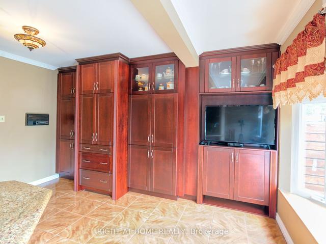 39 Rogers Rd, House detached with 3 bedrooms, 3 bathrooms and 3 parking in Toronto ON | Image 11