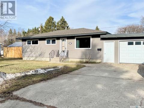 111 Barbour Avenue, House detached with 4 bedrooms, 2 bathrooms and null parking in Yorkton SK | Card Image