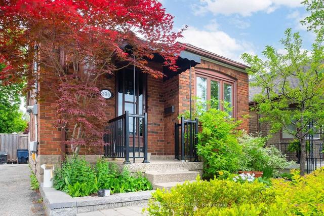 395 Winnett Ave, House detached with 2 bedrooms, 1 bathrooms and 3 parking in Toronto ON | Image 2