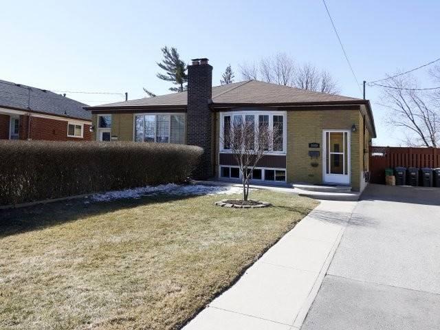 3640 Anniversary Rd, House semidetached with 3 bedrooms, 2 bathrooms and 4 parking in Mississauga ON | Image 1