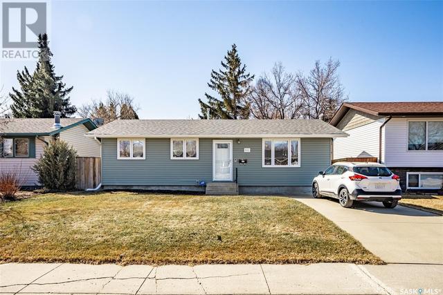 241 Meighen Cres, House detached with 3 bedrooms, 1 bathrooms and null parking in Saskatoon SK | Card Image