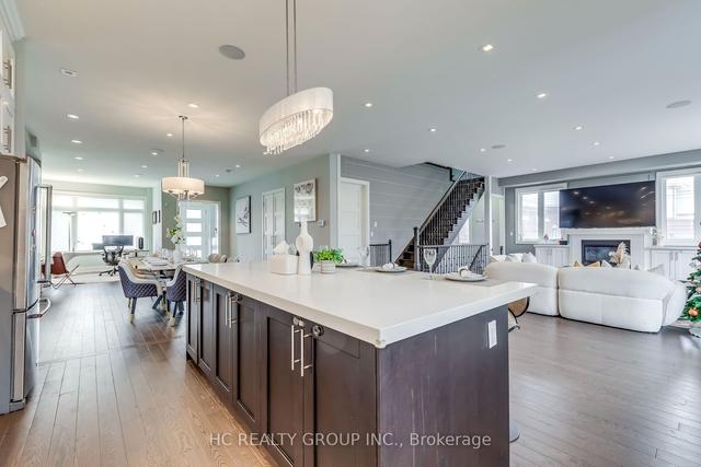 18 Ash Cres, House detached with 5 bedrooms, 6 bathrooms and 6 parking in Toronto ON | Image 3