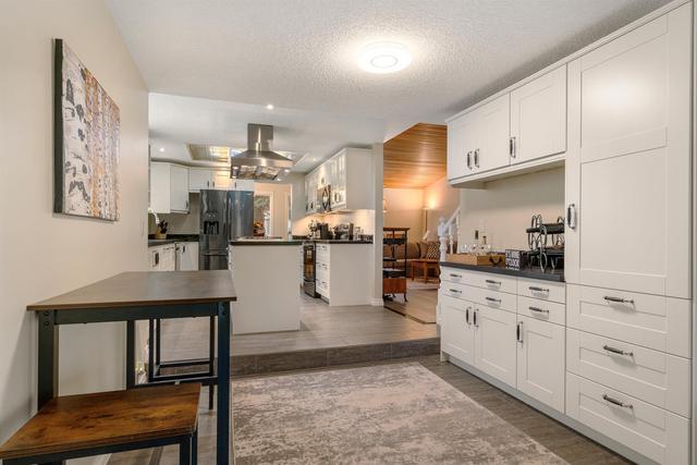 27 Woodford Crescent Sw, House detached with 5 bedrooms, 4 bathrooms and 2 parking in Calgary AB | Image 8