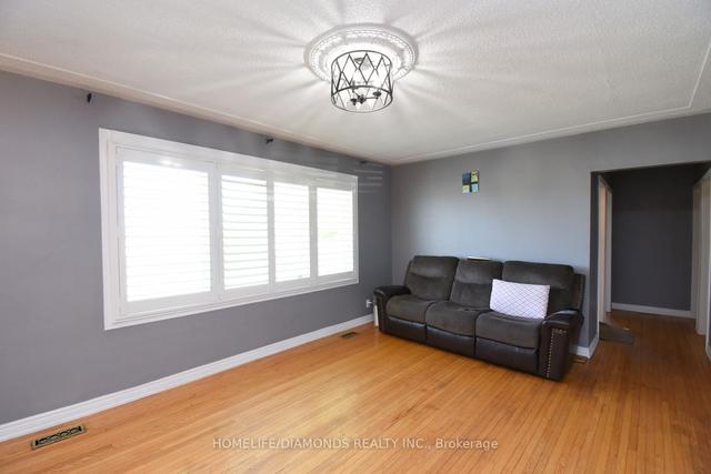 193 Glover Rd, House detached with 3 bedrooms, 1 bathrooms and 14 parking in Hamilton ON | Image 2