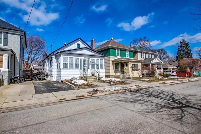 93 Dufferin Street, House detached with 3 bedrooms, 2 bathrooms and null parking in St. Catharines ON | Image 2