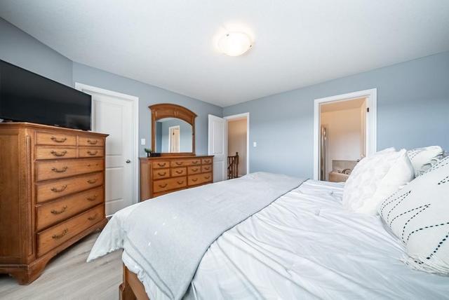 33 Redcedar Crescent, House attached with 3 bedrooms, 1 bathrooms and 1 parking in Hamilton ON | Image 18