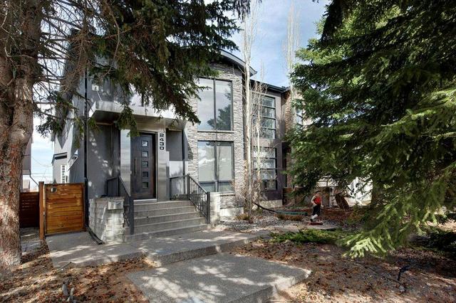 2430 31 Avenue Sw, Home with 3 bedrooms, 2 bathrooms and 2 parking in Calgary AB | Image 16