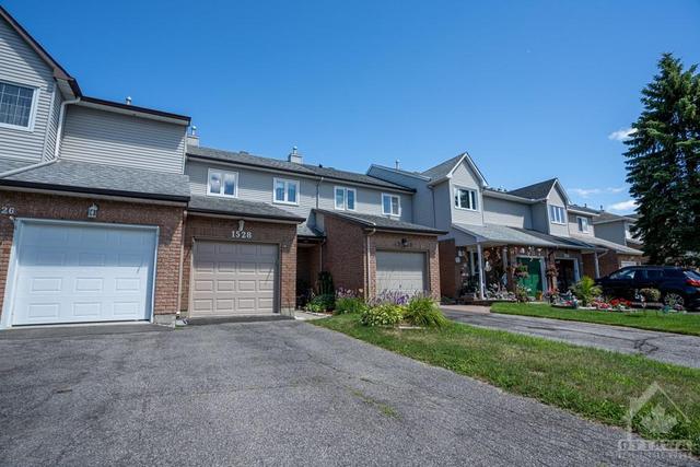 1528 Briarfield Crescent, Townhouse with 3 bedrooms, 2 bathrooms and 3 parking in Ottawa ON | Image 1