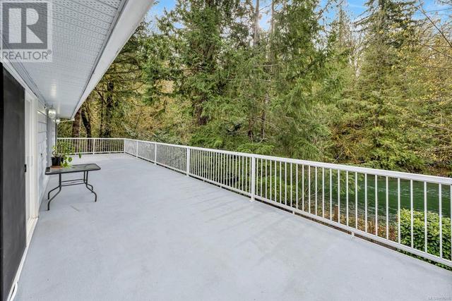 Large, well maintained deck | Image 35