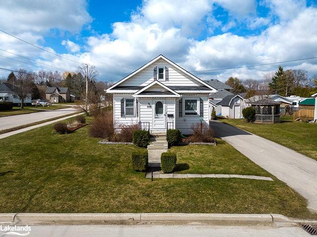 200 St. Vincent Street, House detached with 2 bedrooms, 1 bathrooms and 3 parking in Meaford ON | Image 1