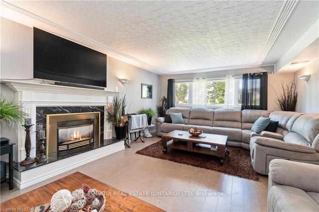 301 Newton Crt, House detached with 3 bedrooms, 3 bathrooms and 5 parking in Sarnia ON | Image 2
