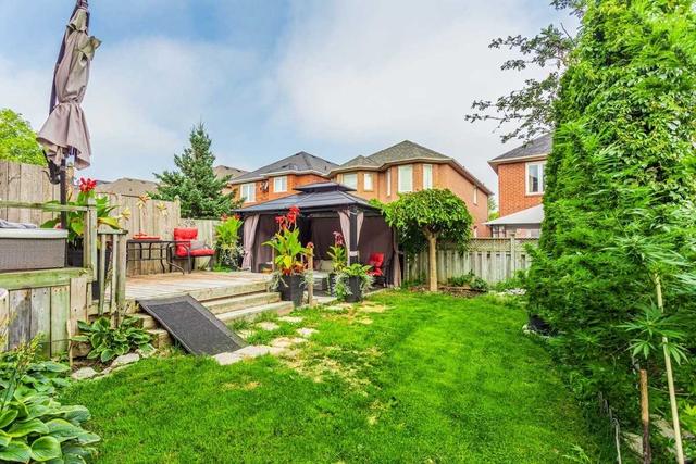 208 Denise Circ, House attached with 3 bedrooms, 3 bathrooms and 4 parking in Newmarket ON | Image 18