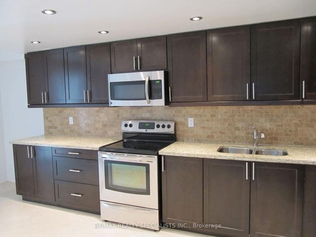 214 - 155 Hillcrest Ave, Condo with 2 bedrooms, 1 bathrooms and 1 parking in Mississauga ON | Image 7