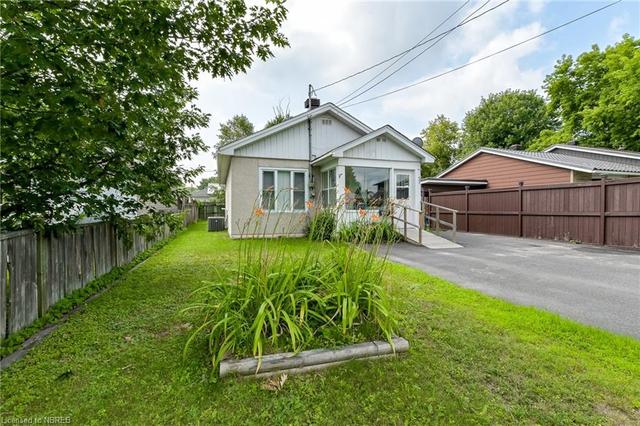 423 Hutcheson Avenue, House detached with 2 bedrooms, 1 bathrooms and null parking in North Bay ON | Image 1