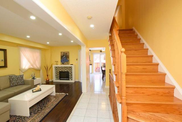 6854 Bansbridge Cres, House semidetached with 3 bedrooms, 3 bathrooms and 5 parking in Mississauga ON | Image 11