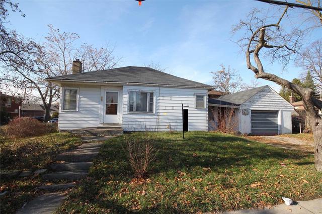 118 Fortieth St, House detached with 2 bedrooms, 1 bathrooms and 2 parking in Toronto ON | Image 2