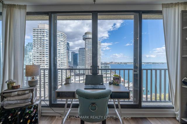 2007 - 33 Harbour Sq, Condo with 1 bedrooms, 2 bathrooms and 1 parking in Toronto ON | Image 1
