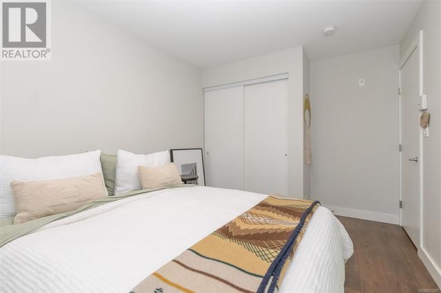 406 - 826 Esquimalt Rd, Condo with 1 bedrooms, 1 bathrooms and null parking in Esquimalt BC | Card Image
