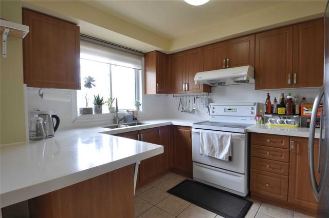 18 Andrika Crt, House attached with 3 bedrooms, 3 bathrooms and 5 parking in Mississauga ON | Image 15