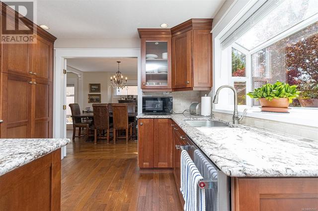 924 Deal St, House detached with 4 bedrooms, 4 bathrooms and 5 parking in Oak Bay BC | Image 21