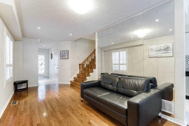 3564 Southwick St, House semidetached with 3 bedrooms, 3 bathrooms and 3 parking in Mississauga ON | Image 2