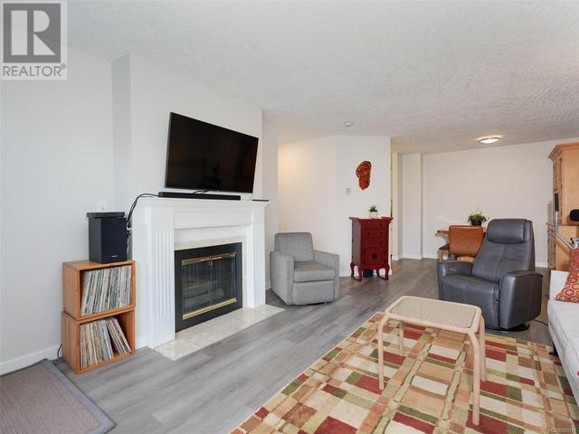 212 - 3931 Shelbourne St, Condo with 2 bedrooms, 2 bathrooms and 1 parking in Saanich BC | Image 4