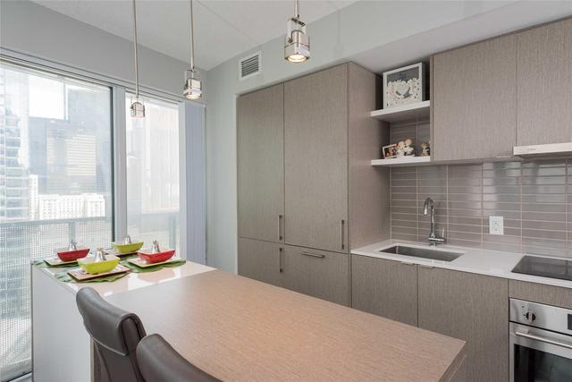 2402 - 100 Harbour St, Condo with 2 bedrooms, 2 bathrooms and 1 parking in Toronto ON | Image 7