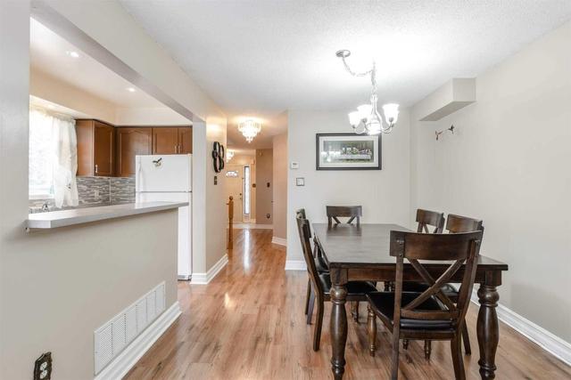 192 Cresthaven Rd, Townhouse with 3 bedrooms, 2 bathrooms and 2 parking in Brampton ON | Image 5