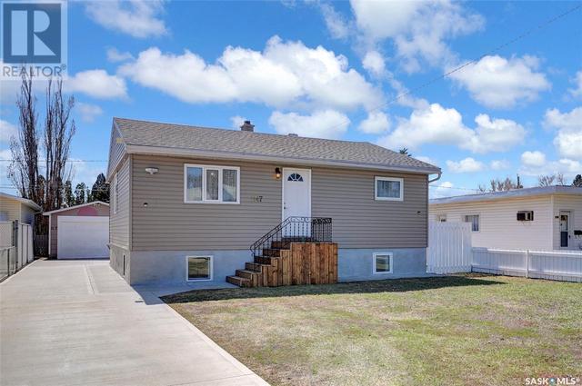 1147 Montgomery Street, House detached with 3 bedrooms, 2 bathrooms and null parking in Moose Jaw SK | Image 1