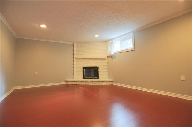 71 Pandora Circ, House detached with 2 bedrooms, 1 bathrooms and 3 parking in Toronto ON | Image 6