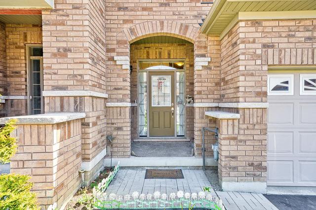 32 Davenfield Circ, House attached with 3 bedrooms, 4 bathrooms and 3 parking in Brampton ON | Image 12