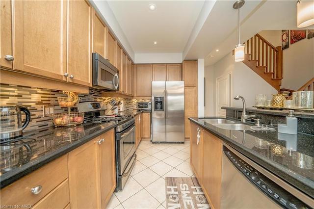 2450 Shadow Court N, House attached with 3 bedrooms, 3 bathrooms and 3 parking in Oakville ON | Image 7