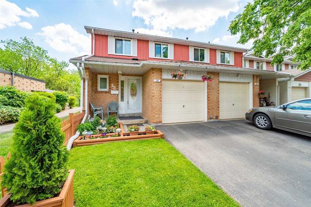 32 Carisbrooke Crt, Townhouse with 3 bedrooms, 2 bathrooms and 2 parking in Brampton ON | Image 1