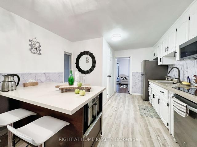 28 Fennings St, House attached with 3 bedrooms, 3 bathrooms and 2.5 parking in Toronto ON | Image 8