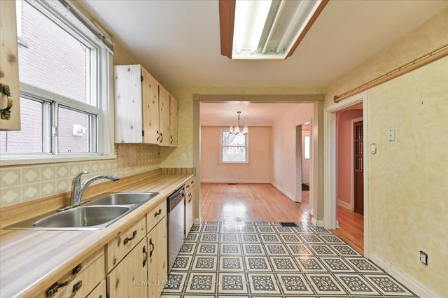40 Holland Ave, House detached with 3 bedrooms, 2 bathrooms and 2 parking in Toronto ON | Image 6