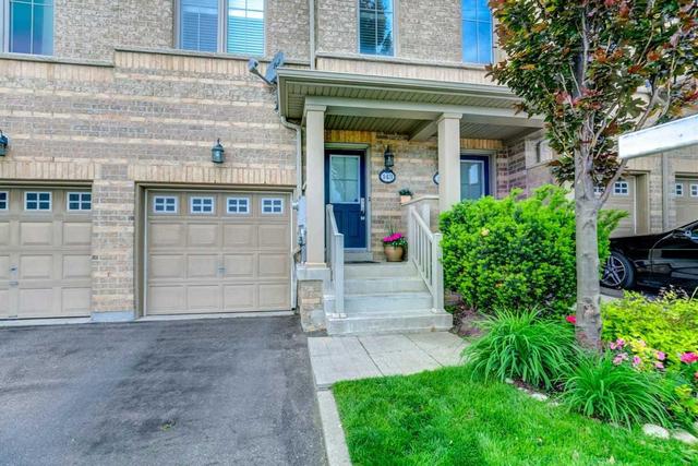 143 Cedar Lake Cres N, Townhouse with 3 bedrooms, 4 bathrooms and 2 parking in Brampton ON | Image 2