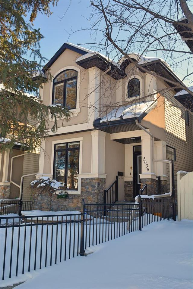 2035 47 Avenue Sw, House detached with 4 bedrooms, 3 bathrooms and 2 parking in Calgary AB | Image 2