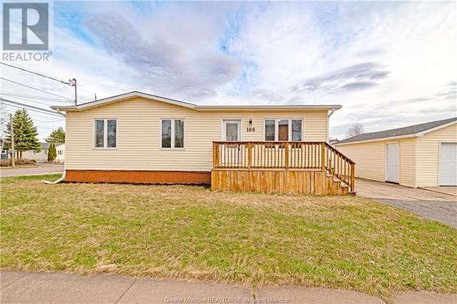 166 Melville St, House detached with 5 bedrooms, 2 bathrooms and null parking in Moncton NB | Image 2