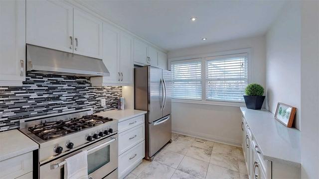 38 Clearbrooke Circ, House detached with 2 bedrooms, 2 bathrooms and 5 parking in Toronto ON | Image 9