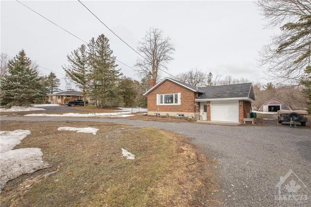 8035 Victoria Street, House detached with 3 bedrooms, 1 bathrooms and 8 parking in Ottawa ON | Image 1