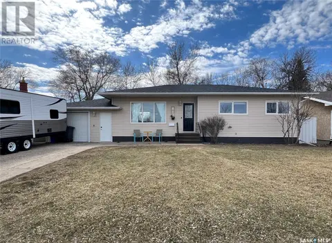 1805 Dieppe Crescent, House detached with 4 bedrooms, 2 bathrooms and null parking in Estevan SK | Card Image