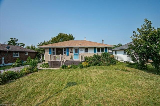 106 Bee Street, House detached with 2 bedrooms, 1 bathrooms and 7 parking in Woodstock ON | Image 2