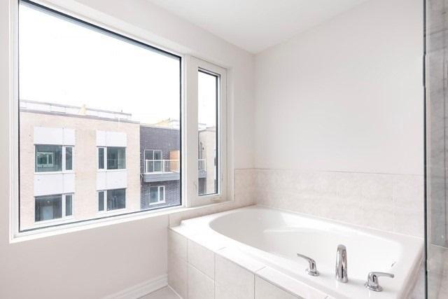 17 - 18 Applewood Lane, Condo with 3 bedrooms, 4 bathrooms and 1 parking in Toronto ON | Image 3