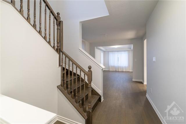 543 Rye Grass Way, Townhouse with 3 bedrooms, 3 bathrooms and 2 parking in Ottawa ON | Image 2