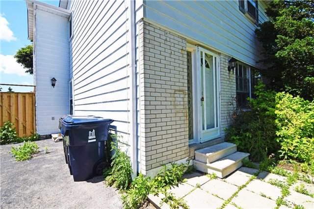52 Tuscarora Dr, House semidetached with 3 bedrooms, 2 bathrooms and 3 parking in Toronto ON | Image 1