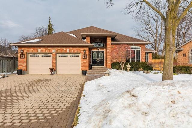 717 Bateman Court, House detached with 4 bedrooms, 3 bathrooms and 2 parking in Burlington ON | Image 1