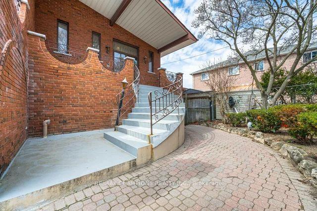 10 Larchmere Ave, House detached with 5 bedrooms, 4 bathrooms and 6 parking in Toronto ON | Image 9